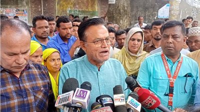 সাংবাদিকদের সঙ্গে কথা বলছেন  চেয়ারম্যানপ্রার্থী জিএম সেলিম পারভেজ