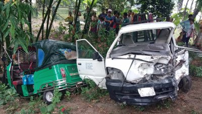 দুর্ঘটনার শিকার অটোরিকশা ও পিকআপ ভ্যান