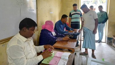 কুমিল্লার লাকসাম আবদুল মালেক ইনস্টিটিউশন রেলওয়ে হাইস্কুলকেন্দ্রে চলছে ভোটগ্রহণ | ছবি: আব্দুল্লাহ আল মারুফ