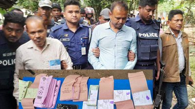 কেন্দ্র থেকে আটক প্রিসাইডিং কর্মকর্তা ও পোলিং এজেন্ট