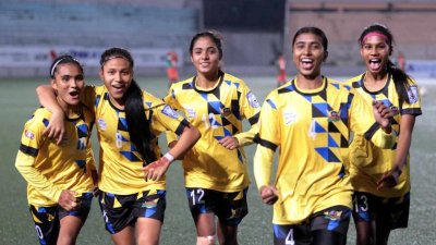 ১৭ গোল করে তহুরার সতীর্থদের উল্লাস।