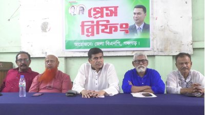সংবাদ সম্মেলনে বক্তব্য দিচ্ছেন ফরহাদ হোসেন আজাদ