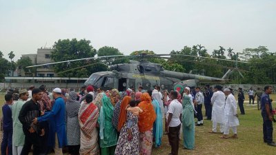 বিমান বাহিনীর একটি হেলিকপ্টারে জাওয়াদের মরদেহ আনার পর সেখানে জড়ো হন স্বজন ও অন্যরা