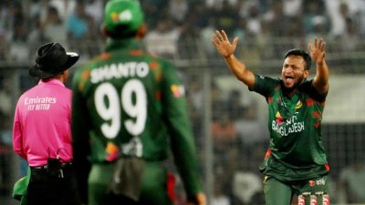 সাকিব দারুণ বোলিং করেন