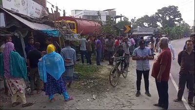 দুর্ঘটনাস্থলে স্থানীয়রা