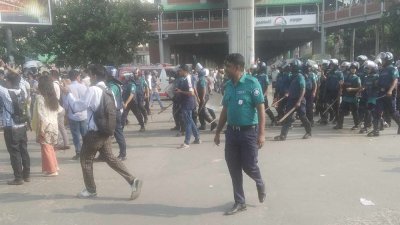 শাহবাগে আন্দোলকারীদের পদযাত্রা ছত্রভঙ্গ করে দেয় পুলিশ