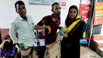 মো. সেলিমের পাশে স্ত্রী ফাতেমা বেগম ও চাচাতো ভাই আব্দুর রশিদ