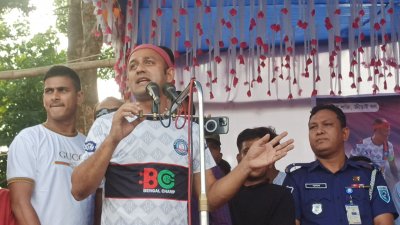 খেলা শেষে বক্তব্য রাখছেন ব্যারিস্টার সৈয়দ সায়েদুল হক সুমন