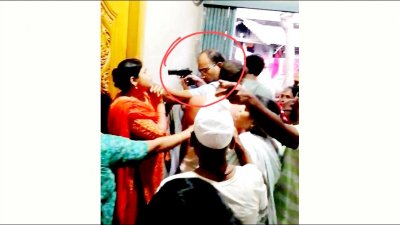 নারীর মাথায় পিস্তল তাক করেন ডিবি কর্মকর্তা