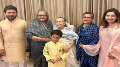 নিক্সন চৌধুরীর বাসায় প্রধানমন্ত্রী শেখ হাসিনা ও তার বোন শেখ রেহানা, ছবি: নিক্সন চৌধুরীর ফেসবুক পোস্ট থেকে নেওয়া