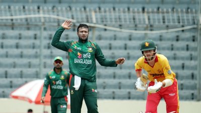 বোলারদের ব্যর্থতার দিনে সাকিব একটি উইকেট নিয়েছেন।
