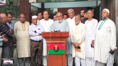 বৈঠক শেষে সাংবাদিকদের ব্রিফ করছেন নজরুল ইসলাম খান