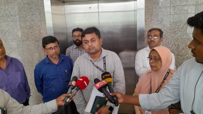 দুর্ঘটনাকবলিত লিফটের সামনে দাঁড়িয়ে সাংবাদিকদের সঙ্গে কথা বলেছেন স্বাস্থ্য অধিদফতরের সহকারী পরিচালক মো. মাসুদ রেজা খান