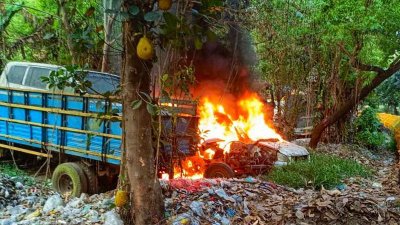 জব্দ করা পুরোনো যানবাহনে জ্বলছে আগুন (ছবি: সাজ্জাদ হোসেন)