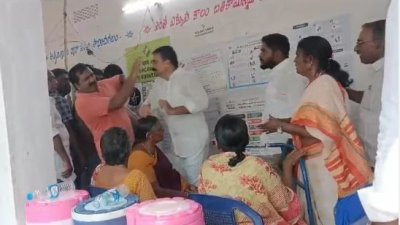 অন্ধ্র প্রদেশের একটি কেন্দ্র বিধায়ক-ভোটার হাতাহাতি। ছবি: এনডিটিভি।