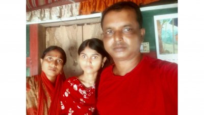 মা-বাবার সঙ্গে ঐতি (মাঝে)