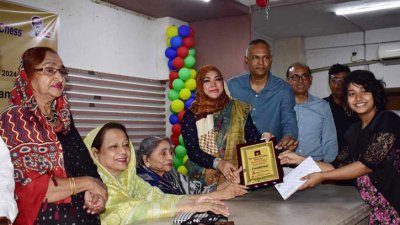 আলোর হাতে পুরস্কার তুলে দেন অতিথিরা