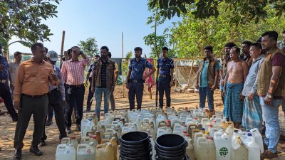 রাঙামাটি গোয়েন্দা পুলিশ অভিযান চালিয়ে ১০ হাজার লিটার চোলাই মদ ও মদ তৈরির উপকরণ জব্দ করেছে