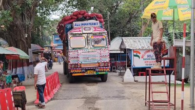 হিলি দিয়ে এক ট্রাকে ৩০ মেট্রিক টন পেঁয়াজ আমদানি হয়েছে