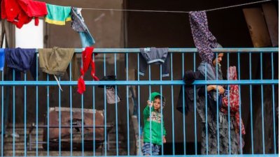 বিধ্বস্ত গাজার একটি স্কুলে আশ্রয় নেওয়া ফিলিস্তিনি মা ও শিশু। ছবি: রয়টার্স।