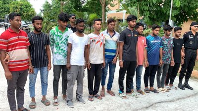 রাজশাহীতে ডাকাতির প্রস্তুতিকালে ‘মিজু গ্যাংয়ের’ মূলহোতাসহ ১১ জনকে গ্রেফতার করেছে র‌্যাব