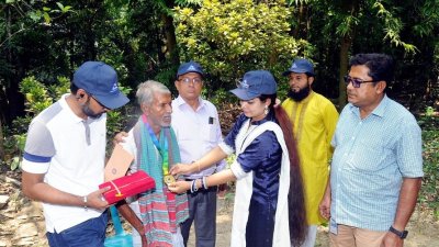 অ্যাসোসিয়েশন অব প্যারোট অ্যান্ড প্যারাকিট স্টকব্রিডার্সের (অ্যাপস) প্রথম প্রতিষ্ঠাবার্ষিকীতে আকাশ কালি দাসের হাতে পুরষ্কার তুলে দেওয়া হয়