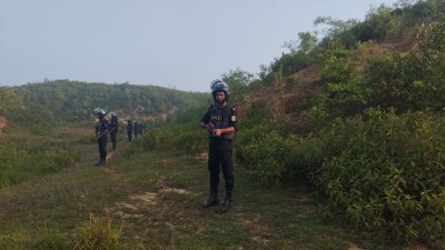 রোহিঙ্গা ক্যাম্প সংলগ্ন লাল পাহাড়ে এ অভিযান চালানো হয়