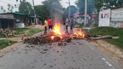 বেশ কিছু এলাকায় আগুন জ্বালিয়ে বিক্ষোভ করেন অবরোধকারীরা