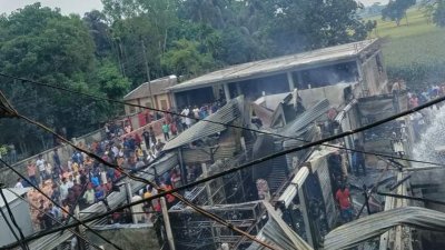 কালীগঞ্জ উপজেলার তুষভান্ডার বাজারে আগুন লেগে ২৫টি দোকান পুড়ে গেছে