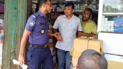 জেলা স্বেচ্ছাসেবক দলের সভাপতি নজরুল ইসলামকে আটক করে থানায় নিয়ে যায় পুলিশ