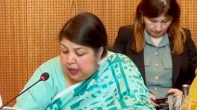 বক্তব্য দিচ্ছেন  ড. শিরীন শারমিন চৌধুরী