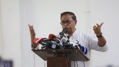 ঐতিহাসিক ‘ফারাক্কা লংমার্চ দিবস’ উপলক্ষে আলোচনা সভায় বক্তব্য রাখছেন সাইফুল হক