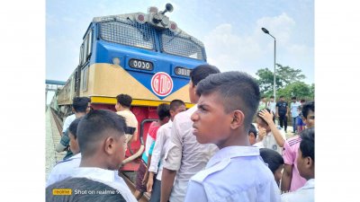 অবরোধের কারণে রসুলপুর স্টেশনে আটকে আছে ঢাকাগামী মহানগর প্রভাতী ট্রেন