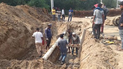 গ্যাস লাইন মেরামতের কাজ চলছে