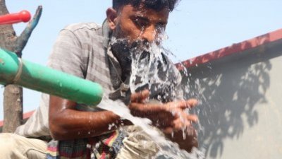 গরমে পানিতে স্বস্তি খোঁজার চেষ্টা/ফাইল ছবি