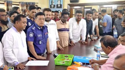 ভাইয়ের মনোনয়ন ফরম জমা দেওয়ার সময় উপস্থিত ছিলেন তিরিক্ত ডিআইজি মো. মনিরুজ্জামান (ছবি: সংগৃহীত)
