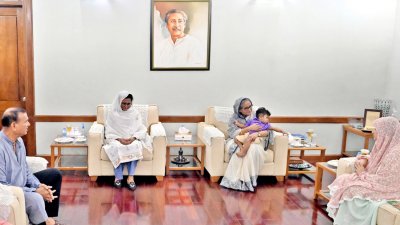 আসিম জাওয়াদের পরিবারের সঙ্গে প্রধানমন্ত্রী শেখ হাসিনা (ছবি: ফোকাস বাংলা)