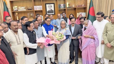 শেখ হাসিনার ৪৪তম স্বদেশ প্রত্যাবর্তন দিবস উপলক্ষে আওয়ামী লীগের নেতারা গণভবনে তাকে শুভেচ্ছা জানাতে যান (ছবি: ফোকাস বাংলা)