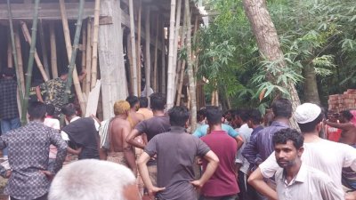 ঘটনাস্থলে স্থানীয়দের ভিড় (ফাইল ছবি)