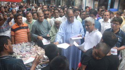 নির্বাচন বর্জনের আহ্বান জানিয়ে লিফলেট বিতরণ (ছবি: প্রতিবেদক)