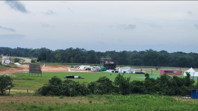 অস্থায়ী স্টেডিয়ামের অবকাঠামো লণ্ডভণ্ড হয়ে গেছে।