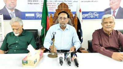 সংবাদ সম্মেলনে বক্তব্য রাখছেন এলডিপির সভাপতি অলি আহমদ