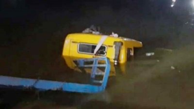 পাঁচ পথচারীকে নিয়ে পুকুরে পড়ে যাওয়া লরি