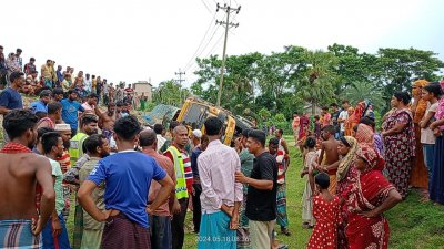 ধানবোঝাই ট্রাকটি নিয়ন্ত্রণ হারিয়ে রাস্তার পাশে উল্টে পড়ে