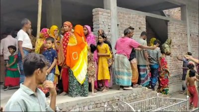 মরদেহ দেখতে স্থানীয়দের ভিড়