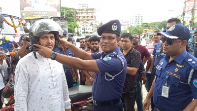 সড়ক দুর্ঘটনা রোধে চাঁদপুরে ‘নো হেলমেট নো ফুয়েল’ কার্যক্রম চালু হয়েছে