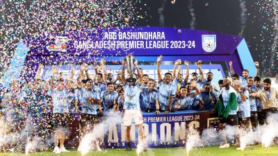 ট্রফি নিয়ে কিংসের উদযাপন