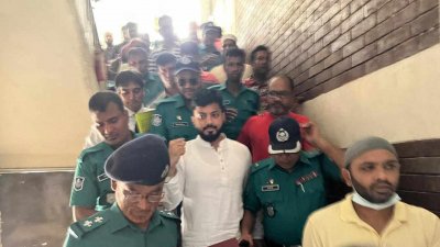 আদালতে পুলিশের হেফাজতে ইশরাক হোসেন