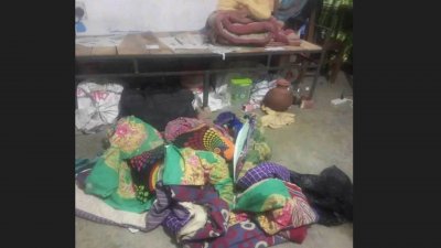 শনিবার রাতে ছাত্রলীগের নেতাকর্মীরা জোর করে এক শিক্ষার্থীকে সিট থেকে নামিয়ে অন্যজনকে সেখানে তুলে দেন