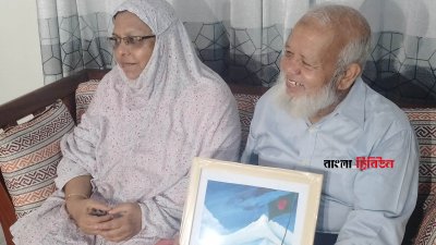 বাবরের এভারেস্টজয়ের অভিযানের ছবি হাতে বাবা লিয়াকত আলী ও মা লুৎফুল নাহার বেগম